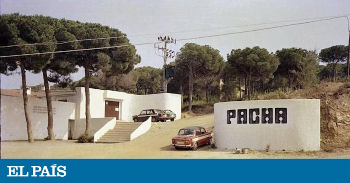 Archivo El País — entrada al Pachá con cartel tipográfico y coches vintage